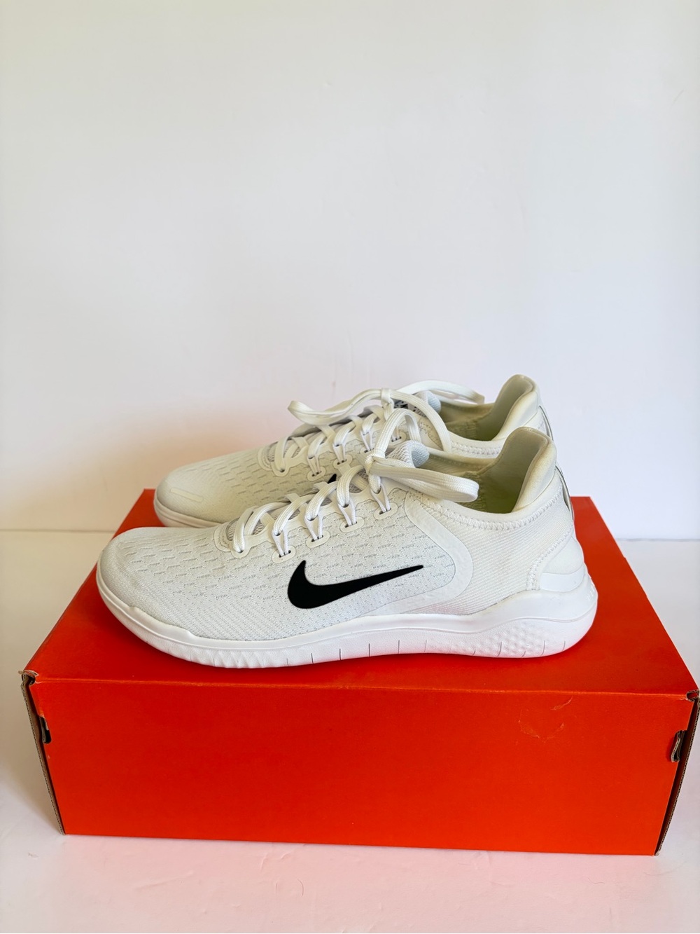 NEW IN BOX Nike Women’s Free Run White Running Sneakers Shoes Size 8.5 - Picture 3 of 7